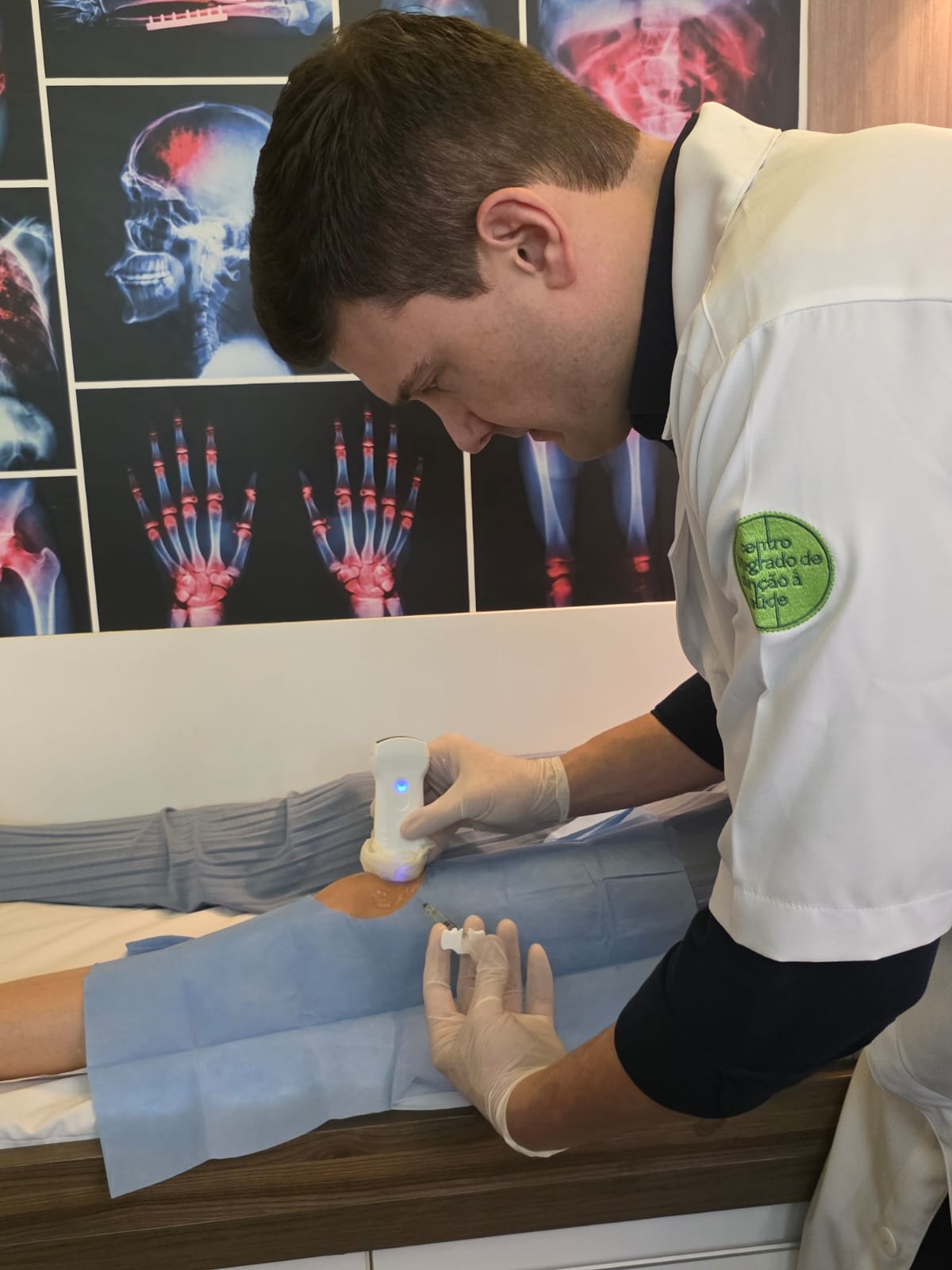 Dr. Atyla Neto realizando procedimento médico
