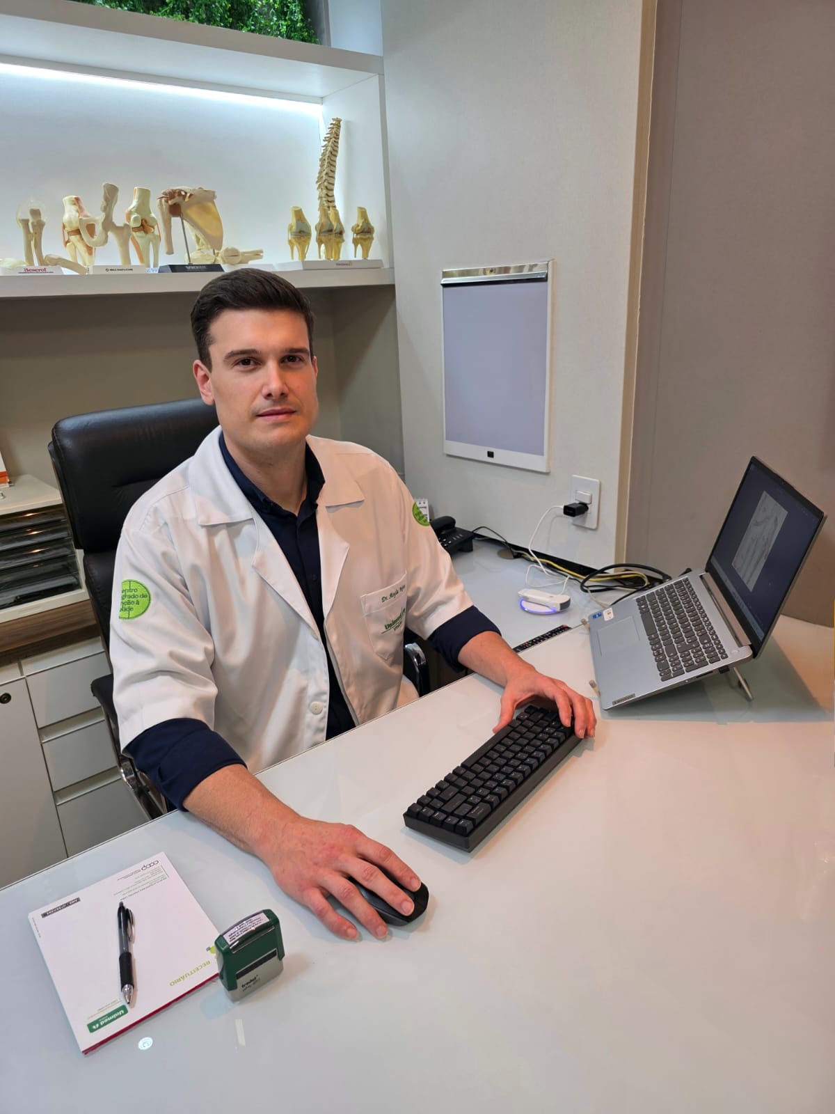 Dr. Atyla Neto em seu consultório